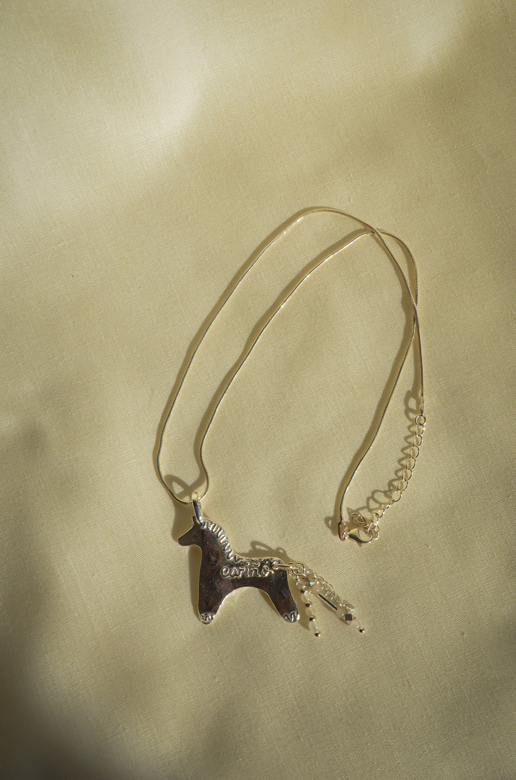 cariño horse necklace