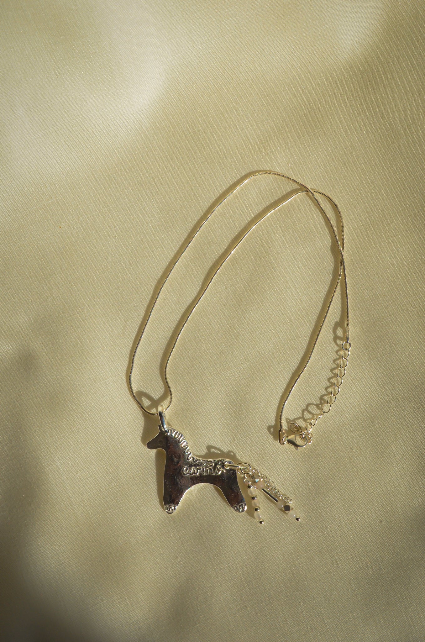 cariño horse necklace