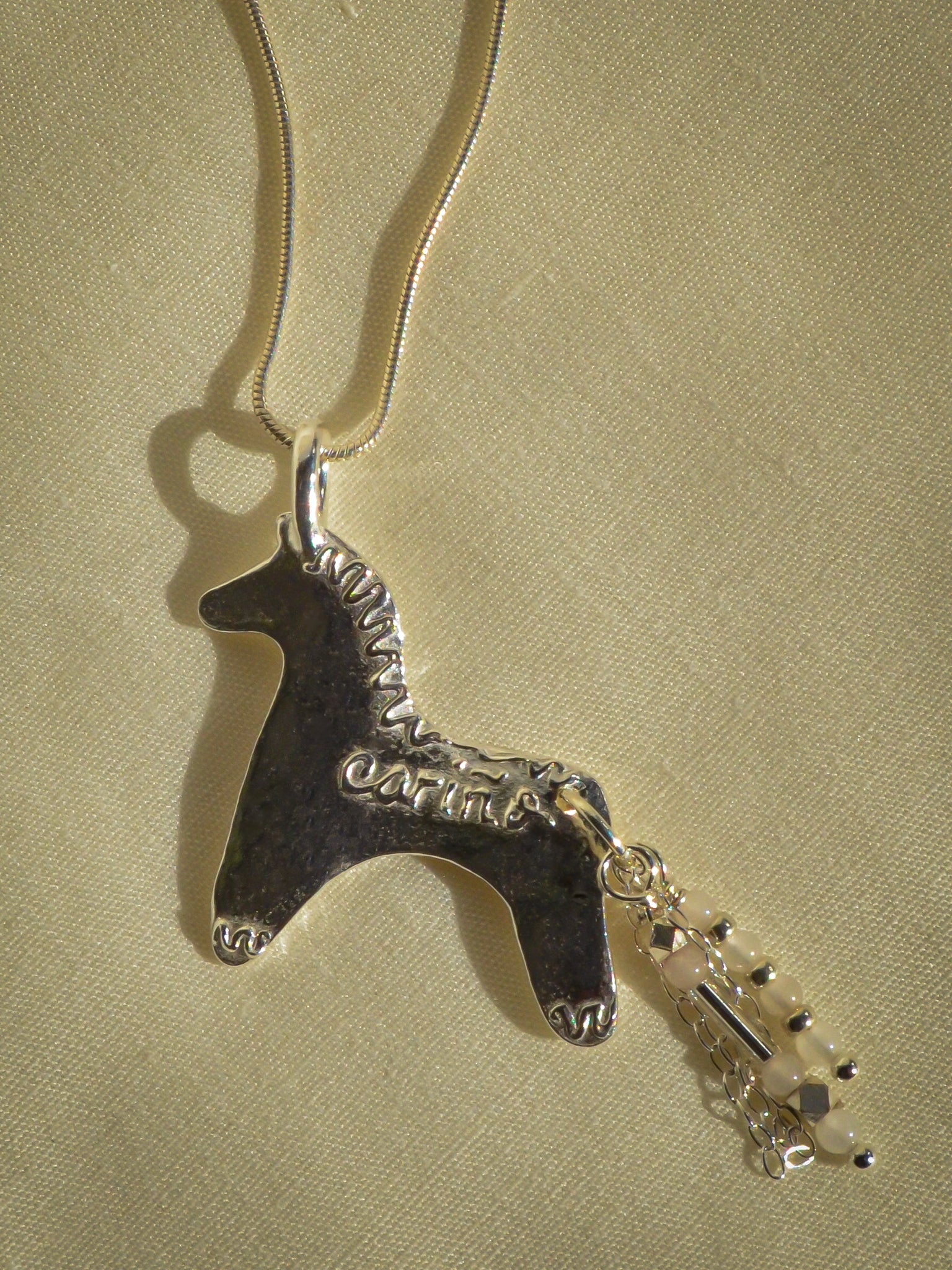 cariño horse necklace