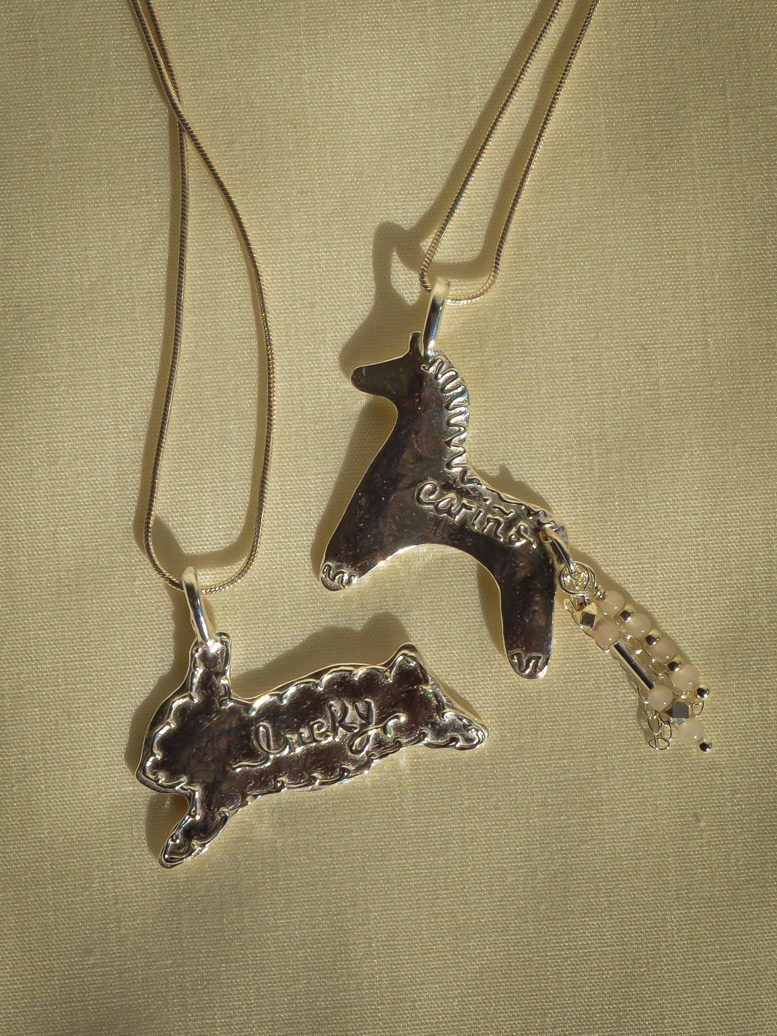 cariño horse necklace