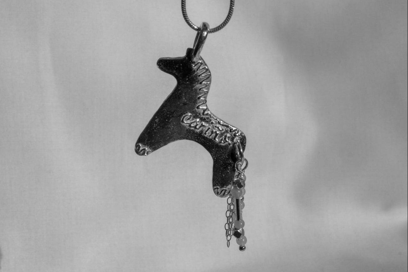 cariño horse necklace
