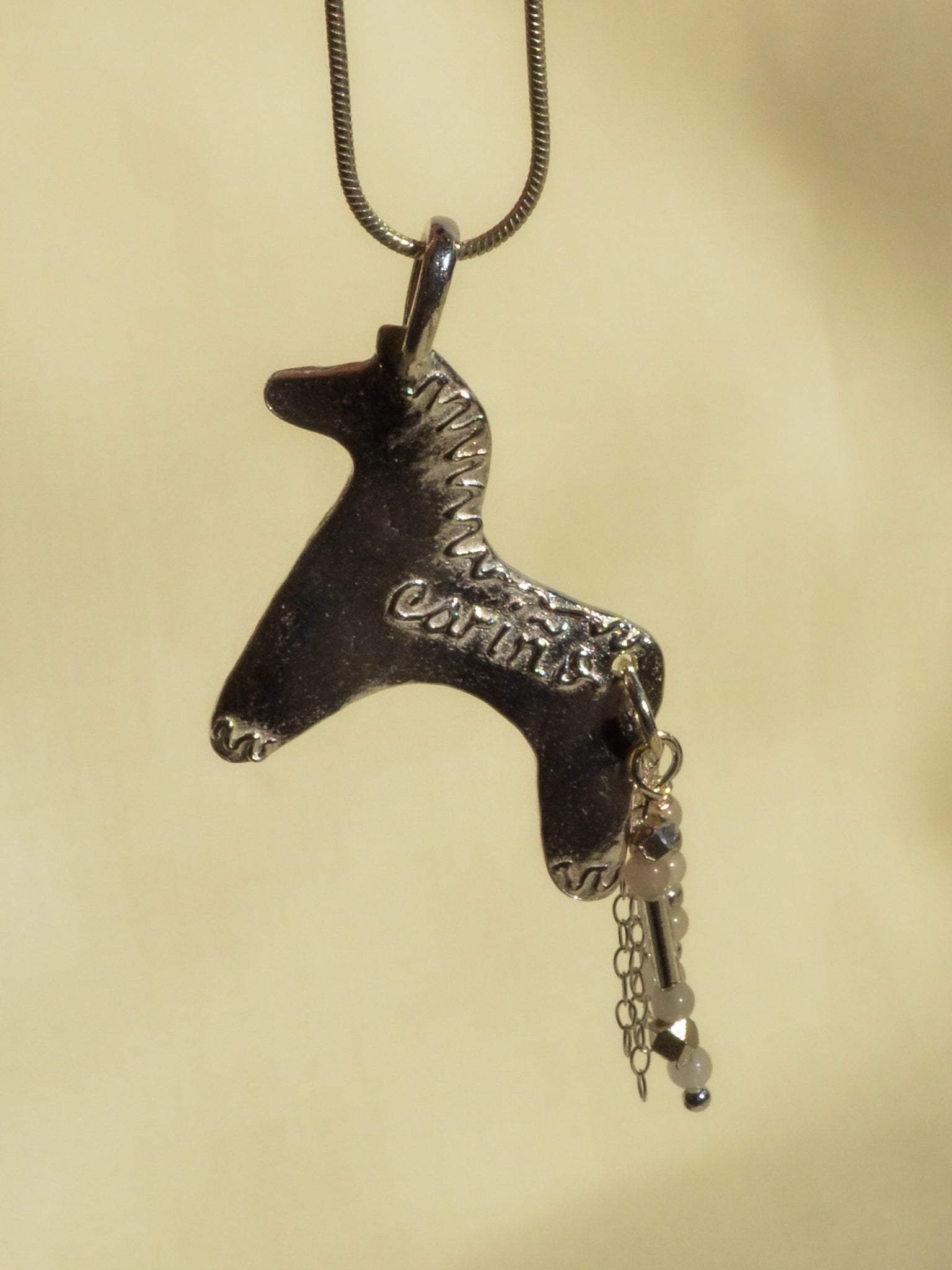 cariño horse necklace