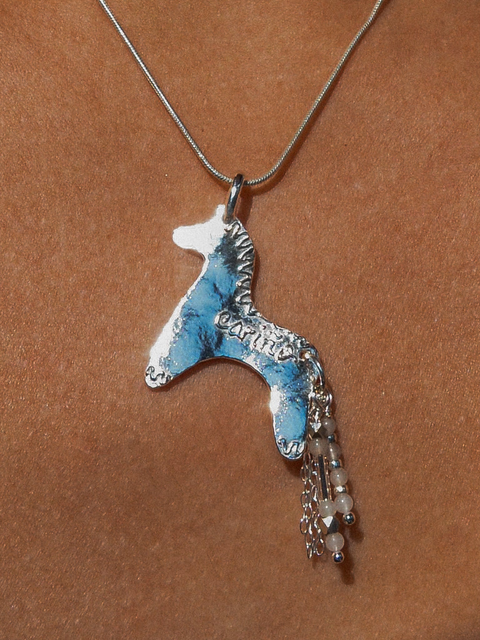 cariño horse necklace