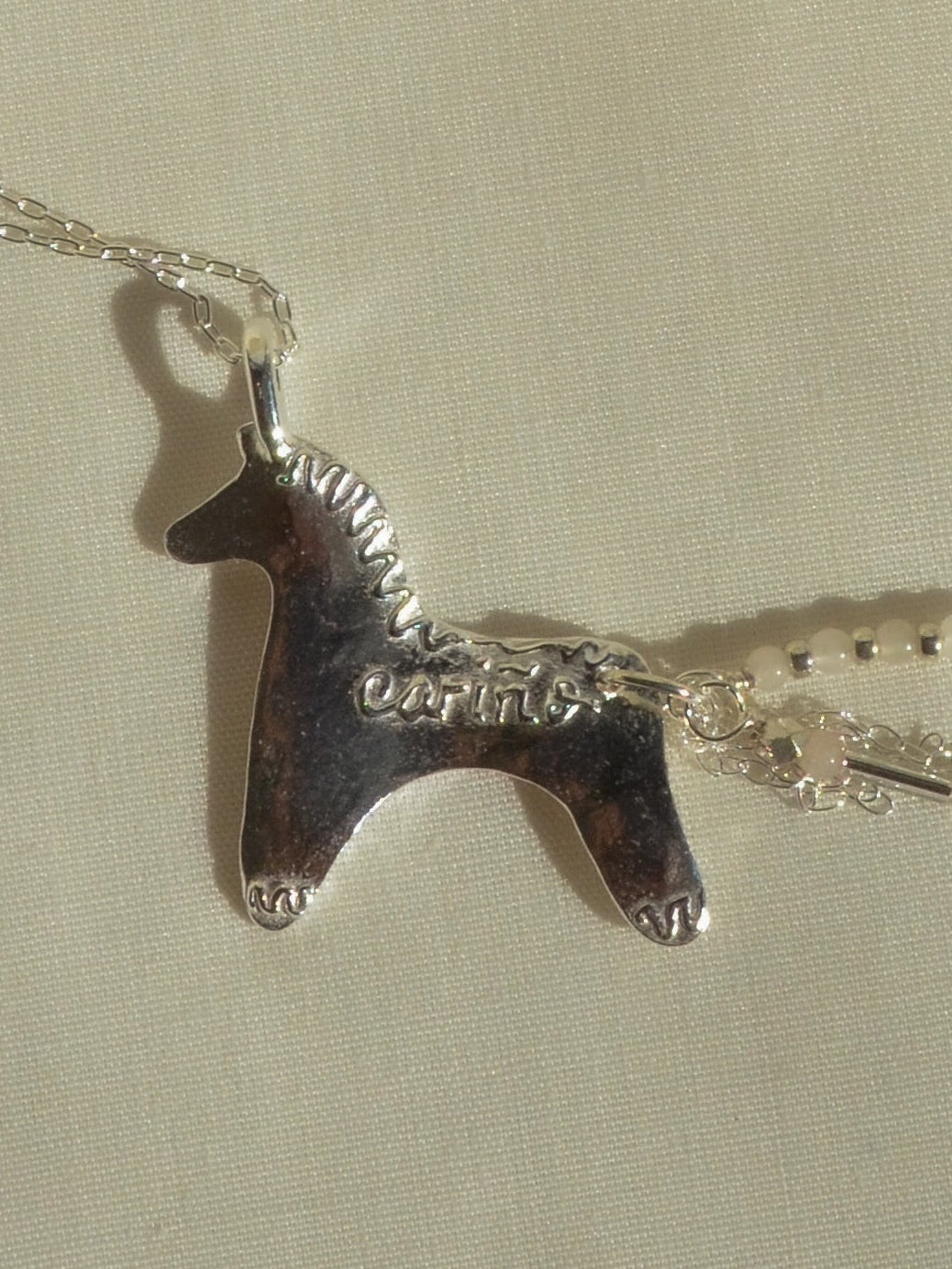 cariño horse necklace