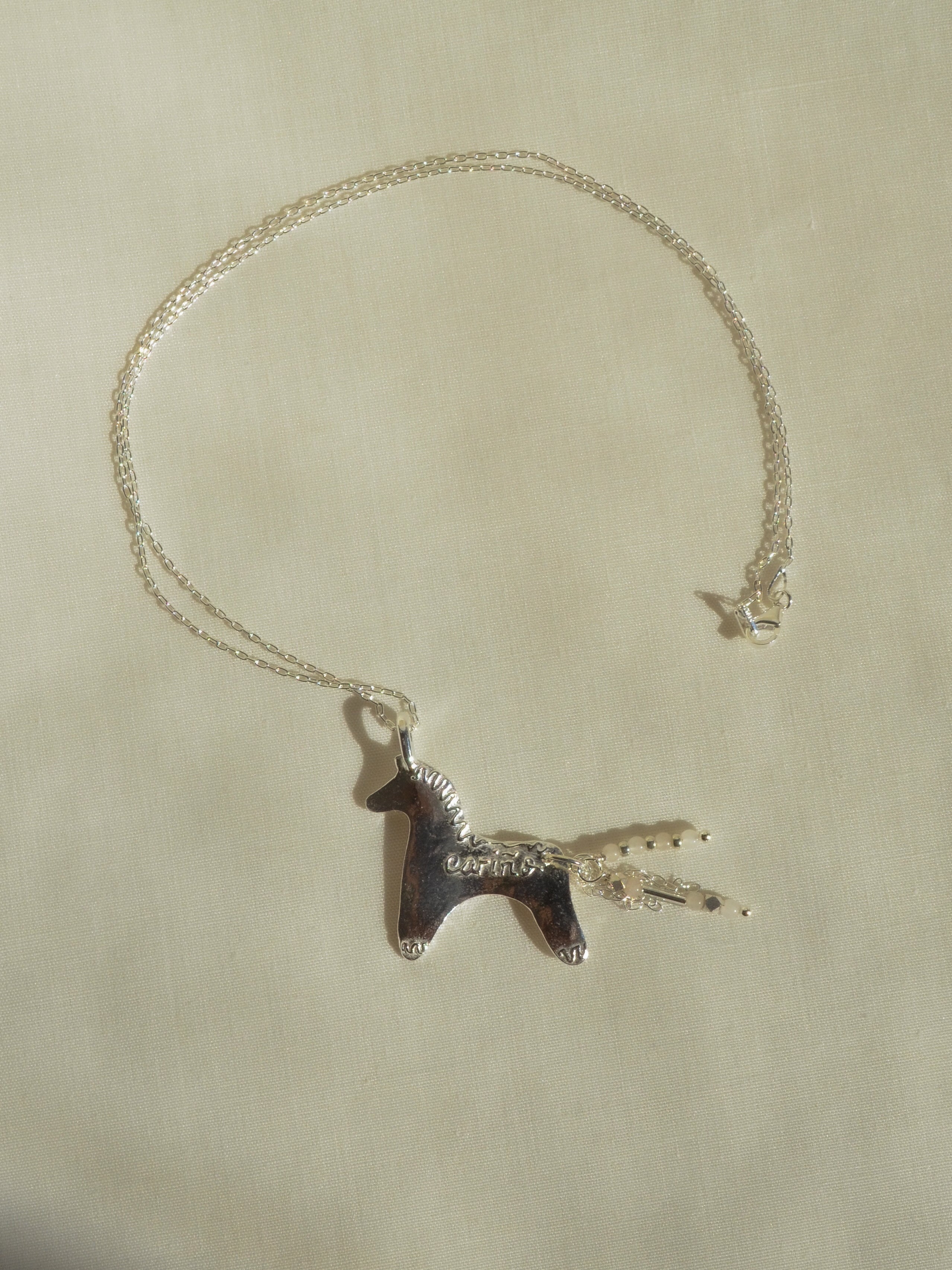 cariño horse necklace