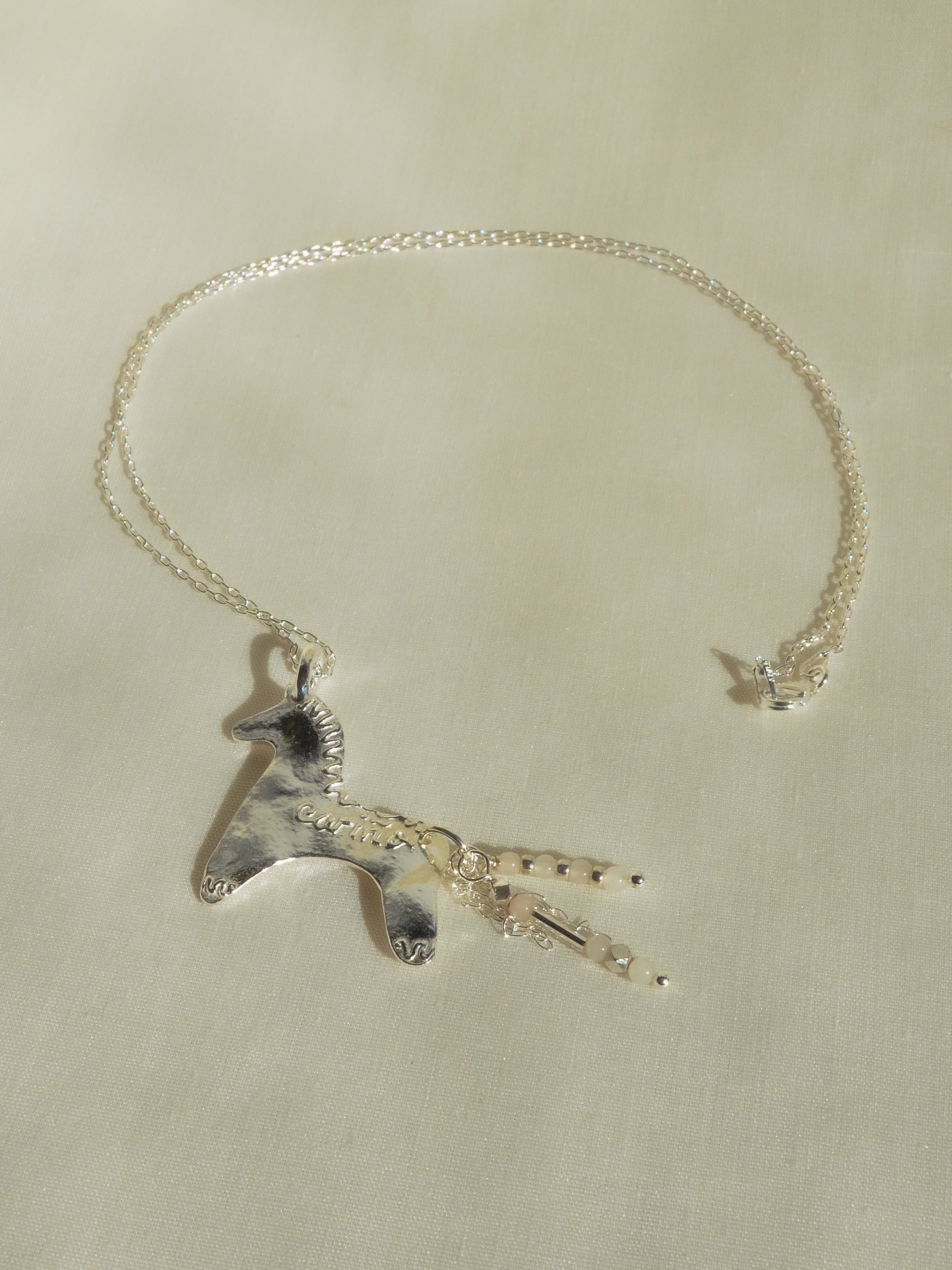 cariño horse necklace