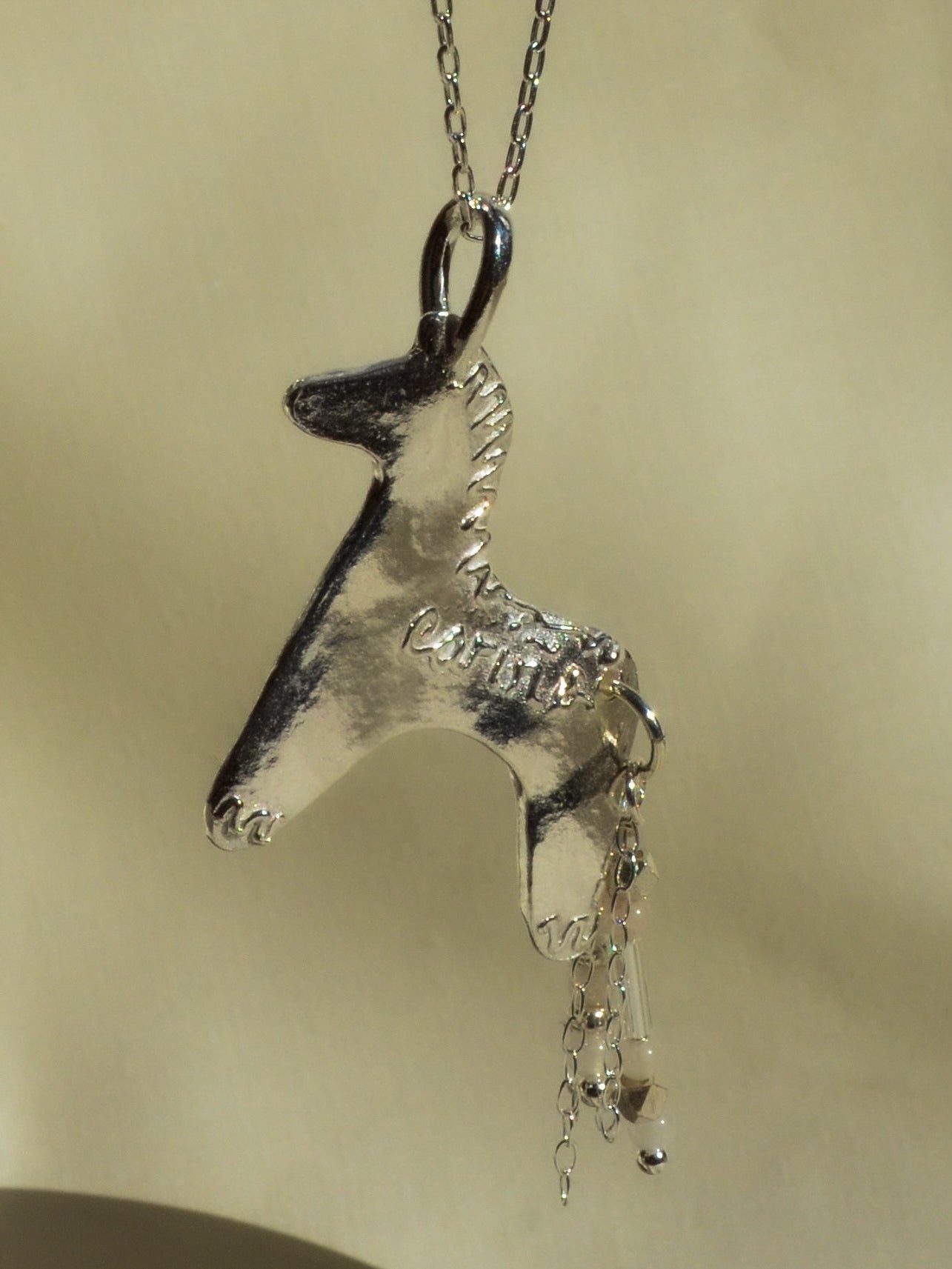 cariño horse necklace