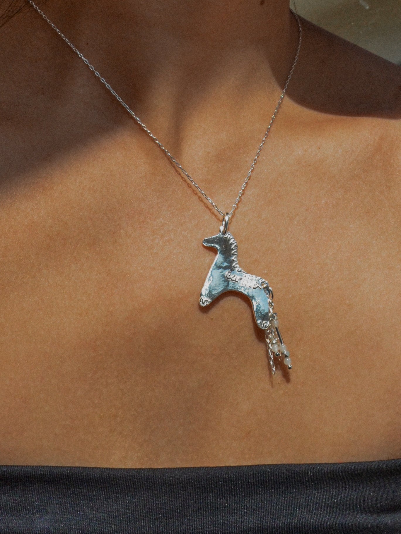cariño horse necklace